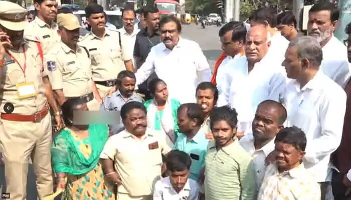 అసెంబ్లీ ముట్టడికి బీజేపీ యత్నం.. దివ్యాంగులతో కలిసి పాయల్ శంకర్ ఆందోళన అసెంబ్లీ ముట్టడికి బీజేపీ యత్నం.. దివ్యాంగులతో కలిసి పాయల్ శంకర్ ఆందోళన