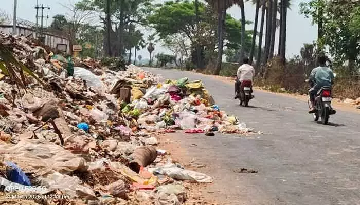 బాబోయ్ వాసన.. ఆ మార్గంలో వెళ్ళాలంటే నరకయాతన బాబోయ్ వాసన.. ఆ మార్గంలో వెళ్ళాలంటే నరకయాతన
