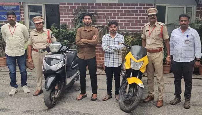 సోషల్ మీడియా రీల్స్.. సెక్రటేరియట్ వద్ద బైక్ స్టంట్స్ చేసిన ఇద్దరి అరెస్ట్ సోషల్ మీడియా రీల్స్.. సెక్రటేరియట్ వద్ద బైక్ స్టంట్స్ చేసిన ఇద్దరి అరెస్ట్