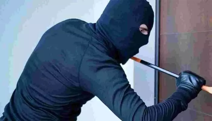 తాళం వేసిన ఇంట్లో చోరీ తాళం వేసిన ఇంట్లో చోరీ