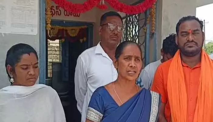 దళిత మహిళా సర్పంచ్ గా అవమానాలు ఎదుర్కొంటున్న : సర్పంచ్ యాదమ్మ దళిత మహిళా సర్పంచ్ గా అవమానాలు ఎదుర్కొంటున్న : సర్పంచ్ యాదమ్మ