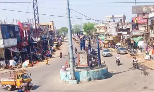 నిలువ నీడేది.. బస్టాండ్ జాడేది