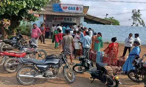 బయ్యారంలో గ్యాస్ కోసం భారీ క్యూలైన్