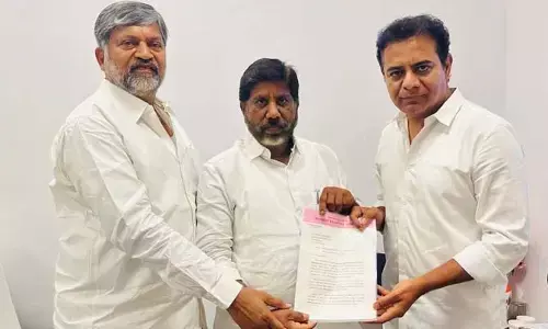 భట్టి విక్రమార్కను కలిసిన కేటీఆర్.. నేతన్నల కోసం వినతి