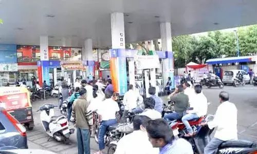 పెట్రోల్ బంకుల వద్ద భారీ క్యూ