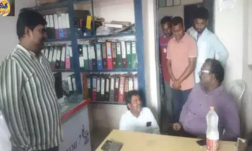 దిశ క‌థ‌నానికి స్పంద‌న‌.. బ‌య్యారంలో గ్యాస్ కోసం భారీ క్యూ లైన్