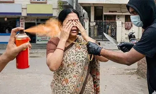 నగరంలో చైన్ స్నాచర్ బీభత్సం.. కత్తితో బెదిరించి, పెప్పర్ స్ప్రే కొట్టి గొలుసుతో పరార్