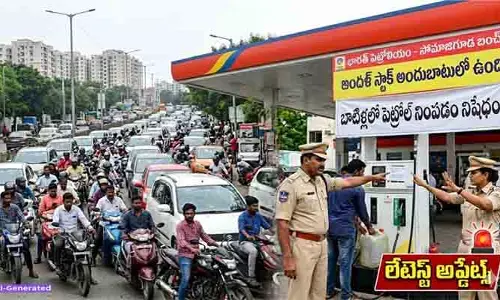 నగరంలో కిటకిటలాడుతున్న బంక్‌లు.. బాటిళ్లలో పెట్రోల్ నింపడంపై పోలీసుల ఆంక్షలు!