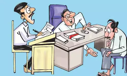 ఫైల్ కదలాలంటే  పైస‌లు కావాల్సిందే..!