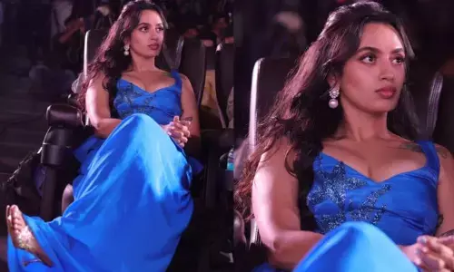 Malavika Nair: స్టైలిష్ బ్లూ కలర్ డ్రెస్‌లో చూపు తిప్పుకోనీయని అందం ఆమె సొంతం