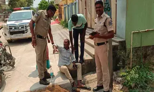 కాంగ్రెస్ మోత్కూర్ పట్టణ అధ్యక్షుని ఇంటి ఎదుట వ్యక్తి ఆత్మహత్యాయత్నం