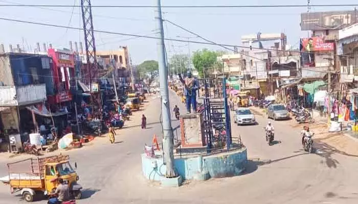 నిలువ నీడేది.. బస్టాండ్ జాడేది నిలువ నీడేది.. బస్టాండ్ జాడేది