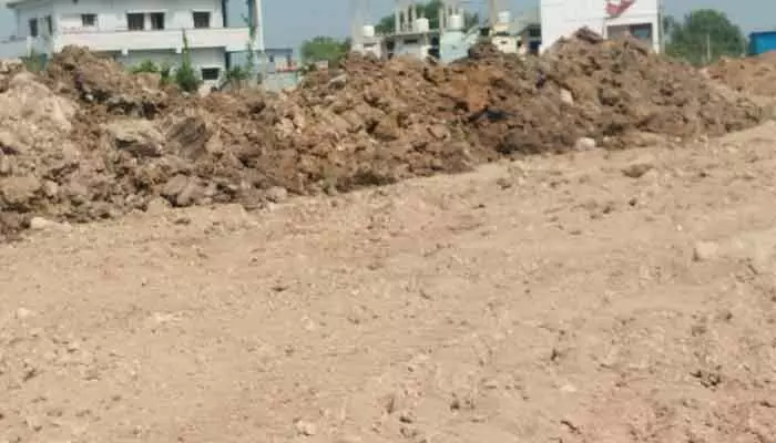 రింగ్ రోడ్డు కాంట్రాక్టర్తో ఆ పార్టీ నేతలకు కుదిరిన డీల్..! రింగ్ రోడ్డు కాంట్రాక్టర్తో ఆ పార్టీ నేతలకు కుదిరిన డీల్..!