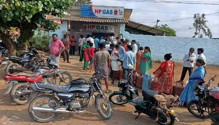 బయ్యారంలో గ్యాస్ కోసం భారీ క్యూలైన్ బయ్యారంలో గ్యాస్ కోసం భారీ క్యూలైన్
