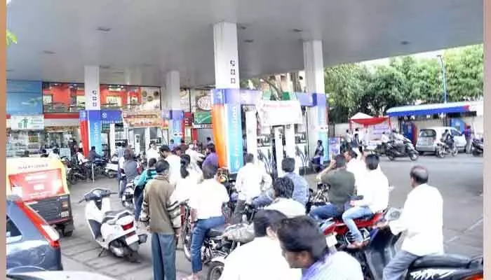 పెట్రోల్ బంకుల వద్ద భారీ క్యూ పెట్రోల్ బంకుల వద్ద భారీ క్యూ