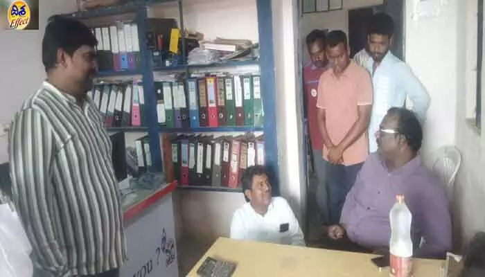 దిశ కథనానికి స్పందన.. బయ్యారంలో గ్యాస్ కోసం భారీ క్యూ లైన్ దిశ కథనానికి స్పందన.. బయ్యారంలో గ్యాస్ కోసం భారీ క్యూ లైన్
