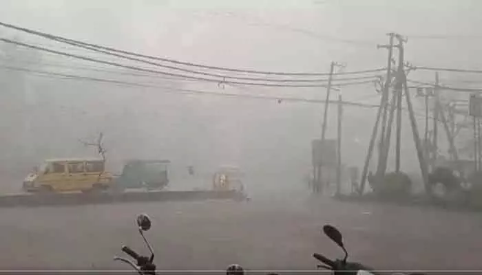 నగర శివార్లలో వడగళ్ల వాన.. రాబోయే 2-3 గంటల్లో అతి భారీ వర్షాలు! నగర శివార్లలో వడగళ్ల వాన.. రాబోయే 2-3 గంటల్లో అతి భారీ వర్షాలు!