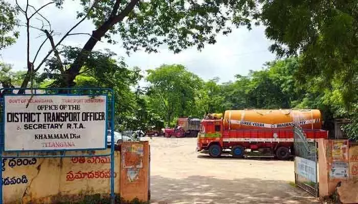 ఫైల్ కదలాలంటే పైసలే.. ఫైల్ కదలాలంటే పైసలే..