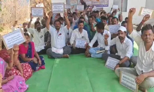 బాన్సువాడలో విద్యుత్ కార్మికుల ధర్నా..!