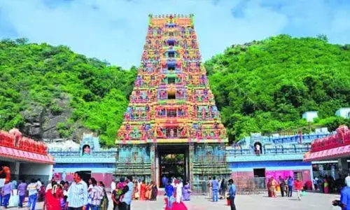 ఇంద్రకీలాద్రిలో ఇద్దరు అర్చకుల సస్పెన్షన్