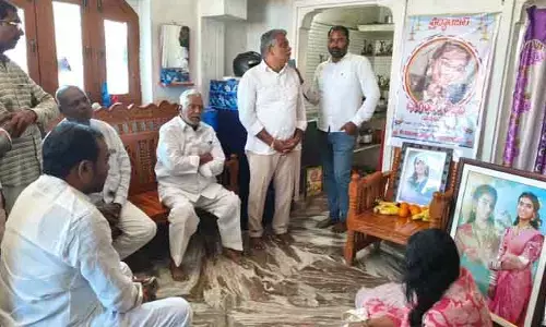 యూట్యూబర్ వైష్ణవి కుటుంబాన్ని పరామర్శించిన మాజీ మంత్రి జీవన్ రెడ్డి