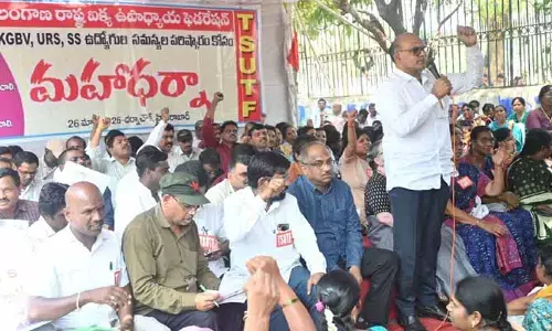 నామ మాత్రపు వేతనాలతో శ్రమ దోపిడీ ఆపాలి.. కేజీబీవీ, యూఆర్ఎస్, సమగ్ర శిక్షా ఉద్యోగుల మహాధర్నా