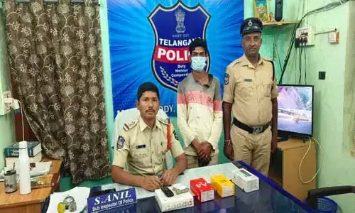 మొబైల్ షాపులో చోరి.. దొంగ అరెస్ట్