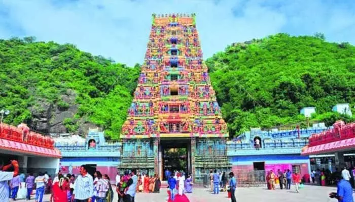 ఇంద్రకీలాద్రిలో ఇద్దరు అర్చకుల సస్పెన్షన్ ఇంద్రకీలాద్రిలో ఇద్దరు అర్చకుల సస్పెన్షన్