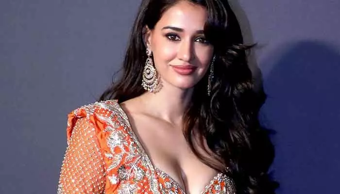 DishaPatani:ఆస్వాదించండి విమర్శించకండి.. డ్రెస్సింగ్పై వస్తున్న ట్రోల్స్పై స్పందించిన యంగ్ బ్యూటీ DishaPatani:ఆస్వాదించండి విమర్శించకండి.. డ్రెస్సింగ్పై వస్తున్న ట్రోల్స్పై స్పందించిన యంగ్ బ్యూటీ