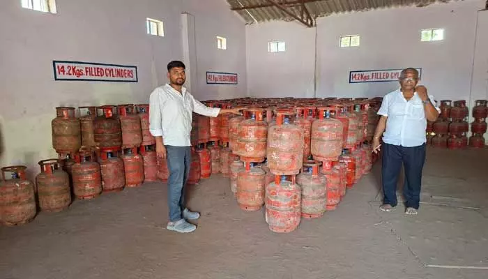 నిజాంసాగర్ మండలంలో గ్యాస్ సిలిండర్ల కొరత లేదు నిజాంసాగర్ మండలంలో గ్యాస్ సిలిండర్ల కొరత లేదు