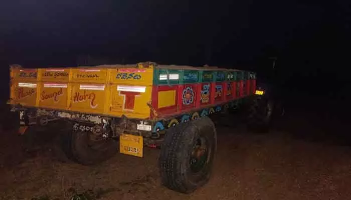 ఇసుక ట్రాక్టర్ పట్టివేత.. కేసు నమోదు ఇసుక ట్రాక్టర్ పట్టివేత.. కేసు నమోదు