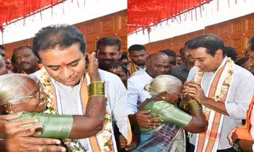 కేటీఆర్ ను ఆత్మీయ అలింగ‌నం చేసుకున్న వృద్దురాలు స‌త్త‌వ్వ