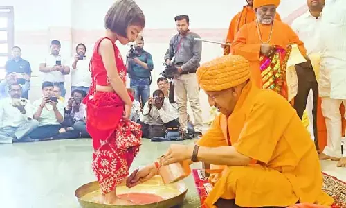 తొమ్మిది మంది చిన్నారుల కాళ్లు కడిగిన సీఎం