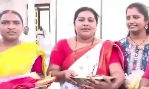 ముస్లిం మహిళ రాముల వారికి పట్టు వస్త్రాల సమర్పణ
