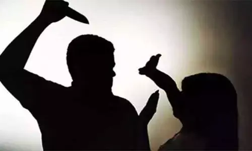 భార్యను కత్తితో పొడిచిన భర్త