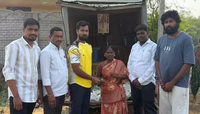 నిరుపేద మహిళలకు ఆదర్శ సేవా సమితి ఆర్థిక సహాయం నిరుపేద మహిళలకు ఆదర్శ సేవా సమితి ఆర్థిక సహాయం