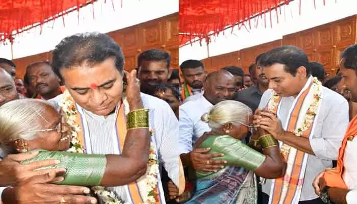 కేటీఆర్ ను ఆత్మీయ అలింగనం చేసుకున్న వృద్దురాలు సత్తవ్వ కేటీఆర్ ను ఆత్మీయ అలింగనం చేసుకున్న వృద్దురాలు సత్తవ్వ
