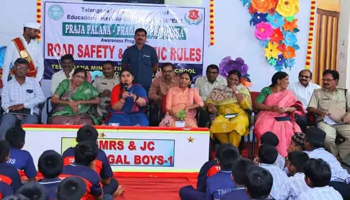రోడ్డు భద్రతపై అవగాహనతో ప్రమాదాల నివారణ సాధ్యం : కలెక్టర్ డా. సత్య శారద రోడ్డు భద్రతపై అవగాహనతో ప్రమాదాల నివారణ సాధ్యం : కలెక్టర్ డా. సత్య శారద