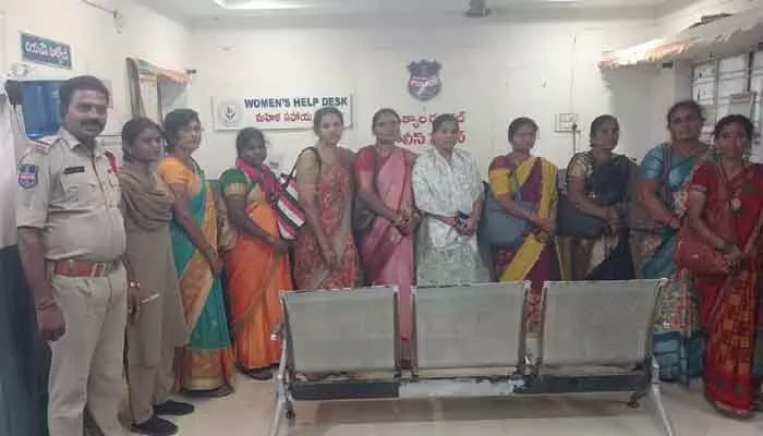 చలో అసెంబ్లీ నేపథ్యంలో ఆశా వర్కర్ల ముందస్తు అరెస్టులు చలో అసెంబ్లీ నేపథ్యంలో ఆశా వర్కర్ల ముందస్తు అరెస్టులు