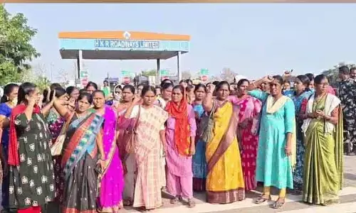 టోల్ ప్లాజా వద్ద ఆశాకార్యకర్తలను అడ్డుకున్న పోలీసులు