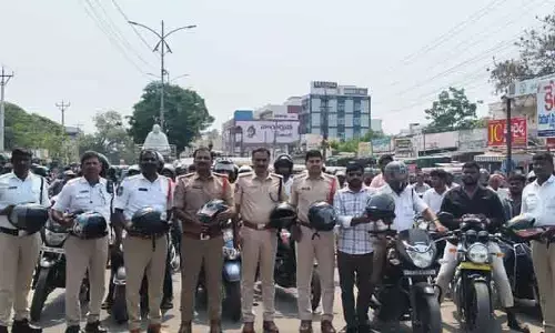 మీ కోసం కాదు, మీ కుటుంబం కోసం.. బైక్ తోలేటప్పుడు హెల్మెట్ తప్పనిసరి