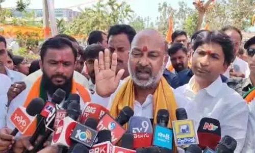 ఉపాధి పని కల్పించడంలో విఫలమైన కాంగ్రెస్ : కేంద్ర మంత్రి బండి సంజ‌య్