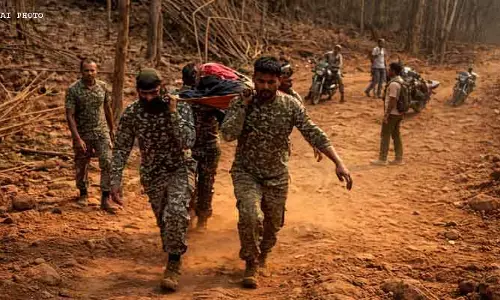 Humanity : గర్భిణిని 5 కిలోమీటర్లు మోసుకొచ్చిన జవాన్లు.. ప్రాణాలు నిలిపిన బృందం