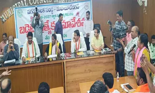 తొలి కార్పొరేషన్ సమావేశంలో కుర్చీల రగడ