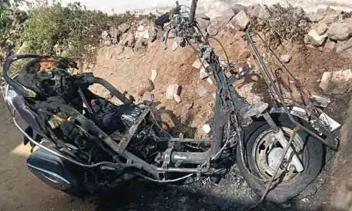 కోటార్ మూర్ లో అర్థ‌రాత్రి స్కూటీ ద‌గ్దం..!
