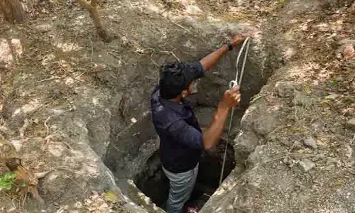 మొలంగూరు ఖిల్లా ప్రాంతంలో పురావస్తు శాఖ అధికారుల పరిశీలన