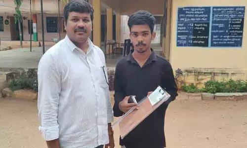 తండ్రి మ‌ర‌ణం.. క‌న్నీటితో ప‌ది ప‌రీక్ష రాసిన కొడుకు