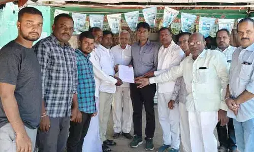 మొక్కజొన్న, జొన్న కొనుగోలు కేంద్రం ఏర్పాటు చేయాలి: అఖిలపక్ష నాయకుల వినతి