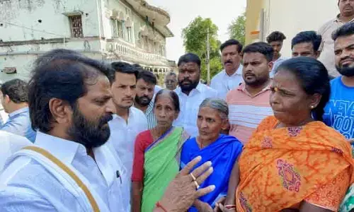 రైల్వే అధికారుల అనాలోచిత నిర్ణయాలతో పేదలకు ఇబ్బందులు