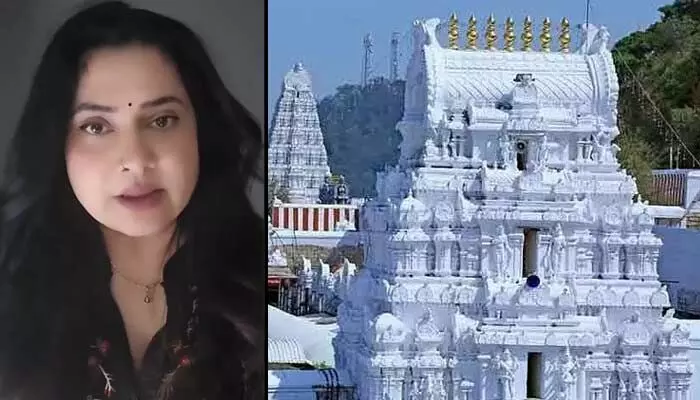 శ్రీకాళహస్తి ఆలయంలో అడుగడుగునా వసూళ్లు.. భక్తురాలి ఆవేదన వైరల్ శ్రీకాళహస్తి ఆలయంలో అడుగడుగునా వసూళ్లు.. భక్తురాలి ఆవేదన వైరల్
